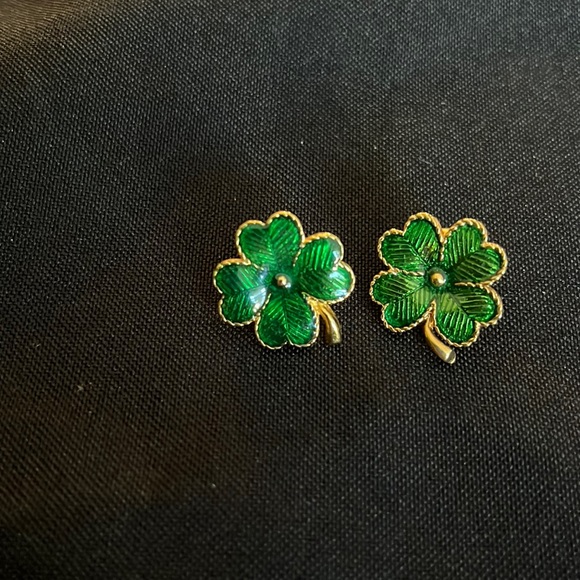3/$20 Avon enamel four leaf clover earrings - Picture 2 of 4